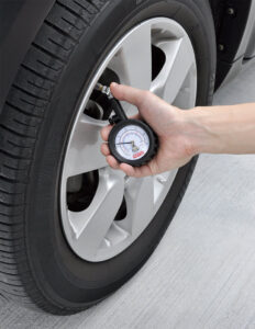 Спрацювання датчика TPMS після підкачування шин: експерти пояснили приховані загрози та алгоритм дій для водіїв