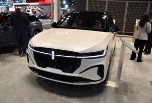Ford кардинально змінює стратегію: кросовери Lincoln Nautilus перестануть завозити з Китаю та повернуть на заводи у США