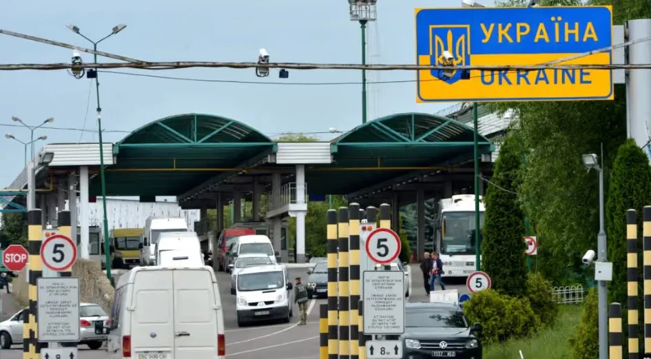 Цифровізація на кордоні з Польщею: огляд авто за допомогою планшетів стане постійною практикою