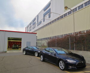 Tesla випустила 10 мільйонів електромобілів та готується до подвоєння виробництва
