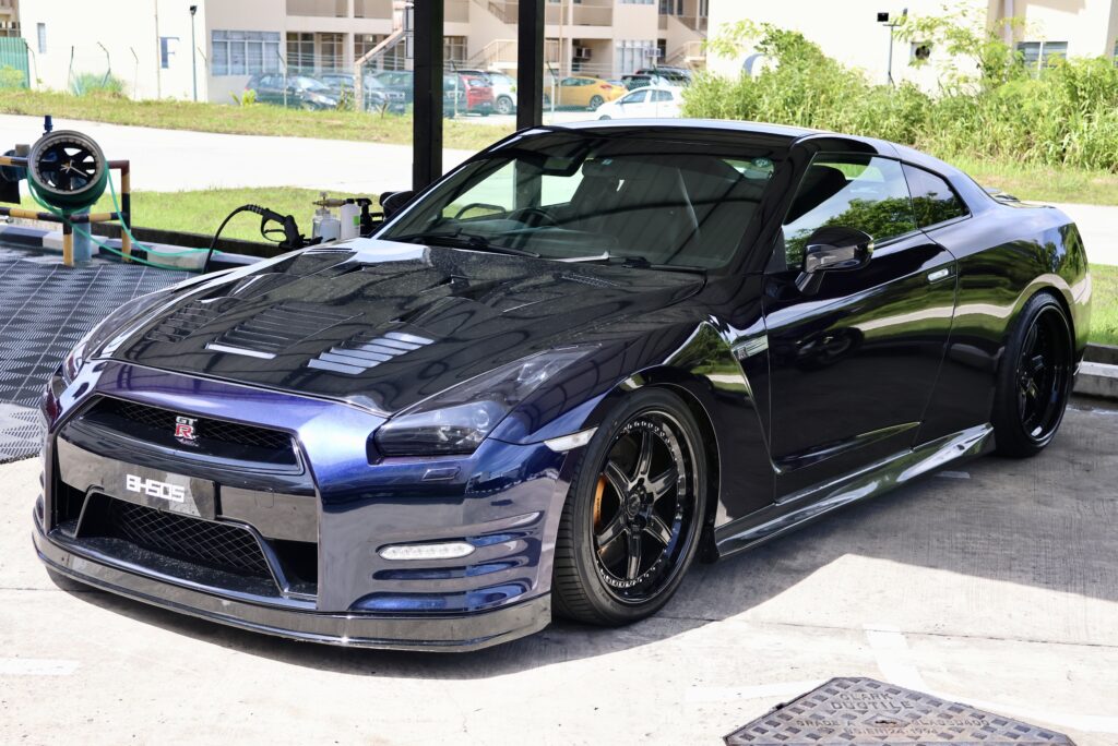 Невдала спроба знищити дорожні камери: водій Nissan GT-R опинився під вартою