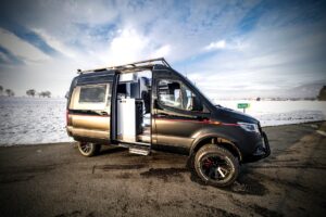 Mercedes-Benz представив оновлений кемпер-фургон із панорамним дахом та збільшеним простором