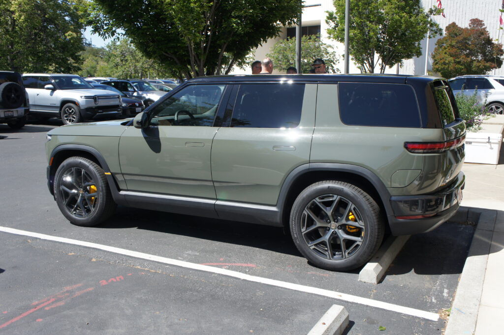Майже новий електрокросовер Rivian R2 розбили одразу після купівлі та виставили на аукціон