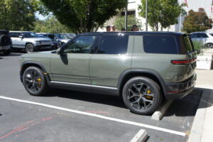 Майже новий електрокросовер Rivian R2 розбили одразу після купівлі та виставили на аукціон
