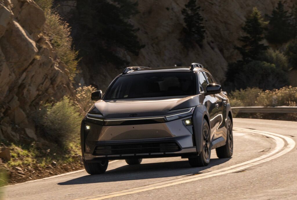 Toyota відкликає електричні кросовери bZ Woodland через ризик вимкнення системи стабілізації та збій стоп-сигналів