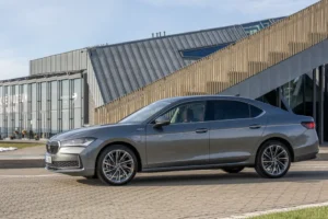 Флагманський Škoda Superb отримав в Україні нову гібридну версію та спеціальний прайс-лист