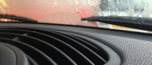 Як швидко позбутися запотівання скла в автомобілі: ефективний алгоритм дій та основні причини проблеми