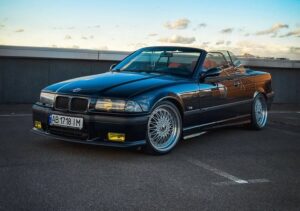 BMW E36 на даху в Києві: рідкісний кабріолет 328i у порівнянні з легендарним M3