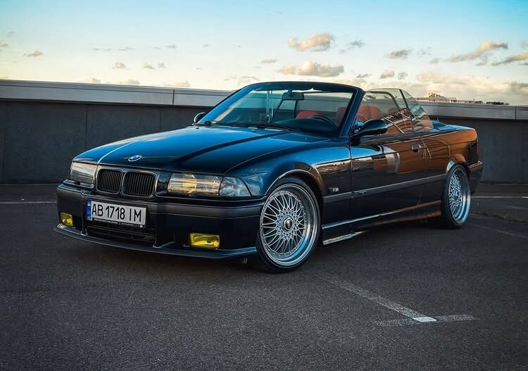 BMW E36 на даху в Києві: рідкісний кабріолет 328i у порівнянні з легендарним M3