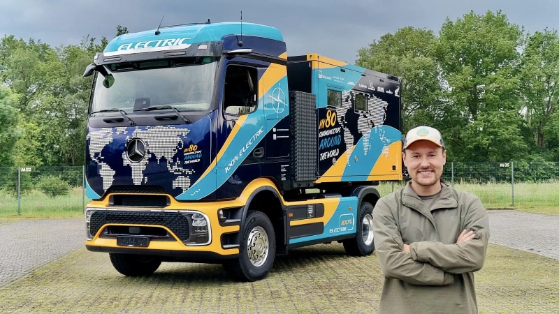 Тобіас Вагнер, також відомий як Electrotrucker, позує з eActros 600 з кабіною Bliss, на якому він незабаром буде їздити по всьому світу